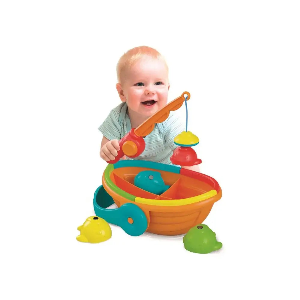 Jeu de pêche multicolore en plastique recyclé avec un enfant s'amusant à pêcher des poissons dans un bateau coloré.