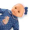 Image du poupon Bébé Calin Capucine de Corolle, 30 cm, vêtu d'un pyjama à pois avec un motif d'ours.