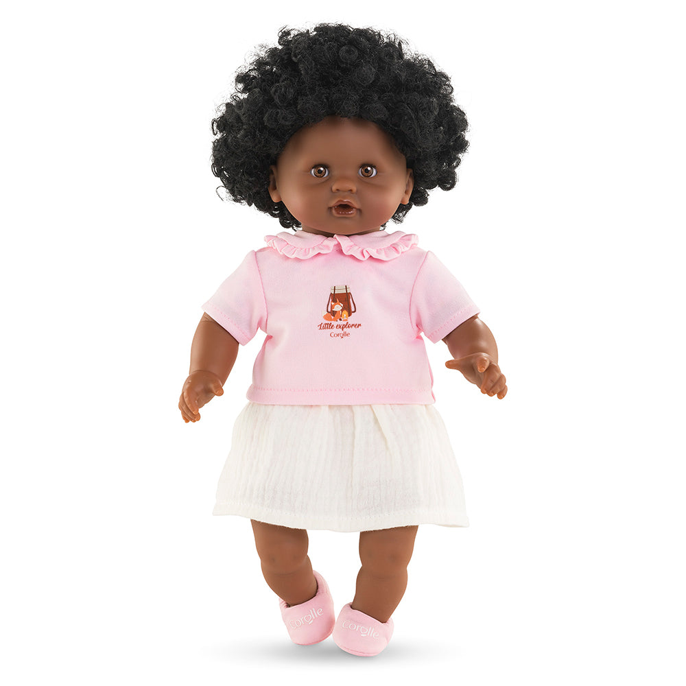 Vêtements poupon 30 cm petit explorateur - poupée avec T-shirt rose et jupe blanche.
