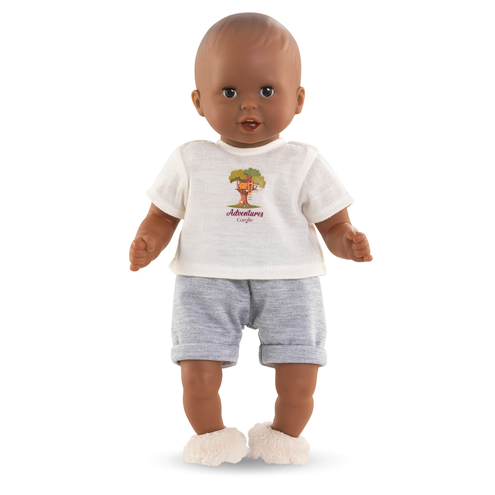 t-shirt et short poupée Corolle sur poupée de 30 cm, offrant une tenue décontractée pour les petits explorateurs.