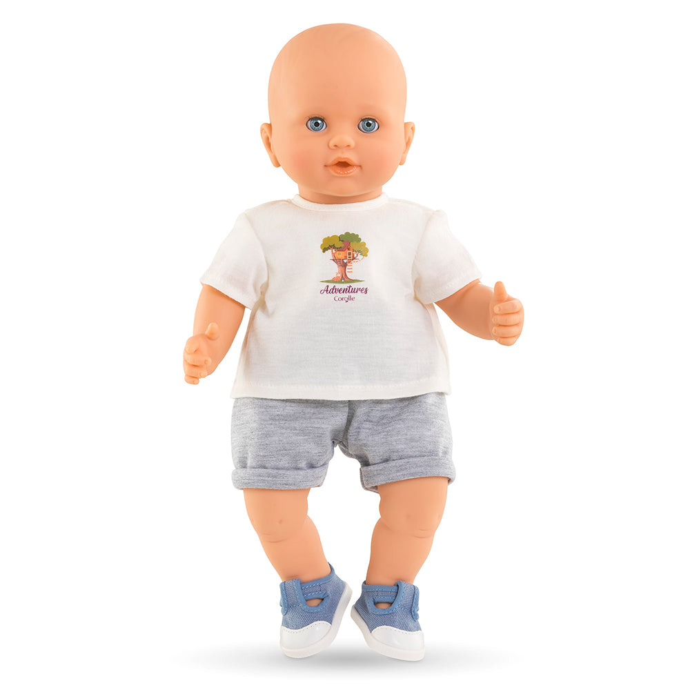 ensemble t-shirt short poupon Corolle avec poupée vêtue d'un t-shirt blanc et short gris.
