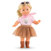 vêtements accessoires poupée Corolle 36 cm - poupée en t-shirt rose, jupe marron et lunettes de soleil.