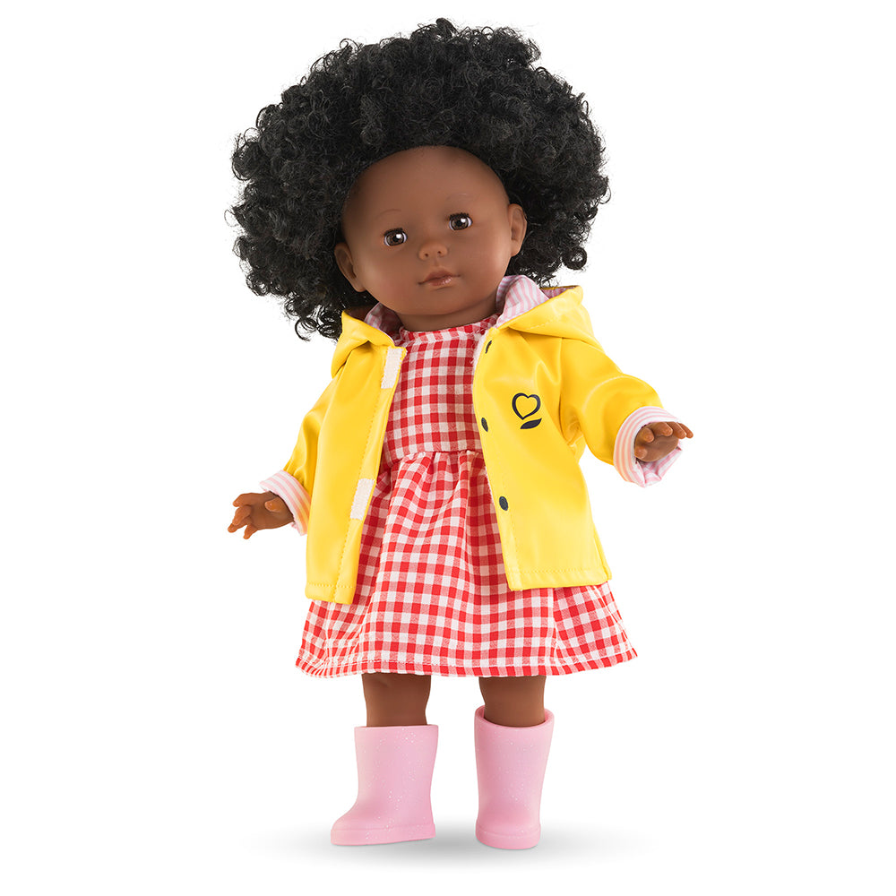 Vêtements Corolle 36 cm - poupée avec un manteau jaune et une robe à carreaux rouges.