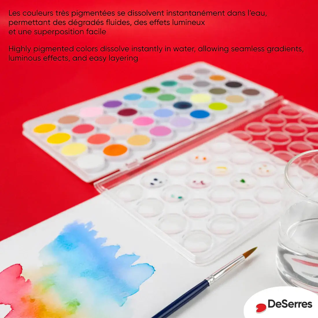 palette aquarelle DeSerres 36 couleurs avec pinceau sur une table, montrant des dégradés d'aquarelle.