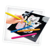 Un enfant utilise des feutres colorés sur un kit créatif Maneki-neko néon.