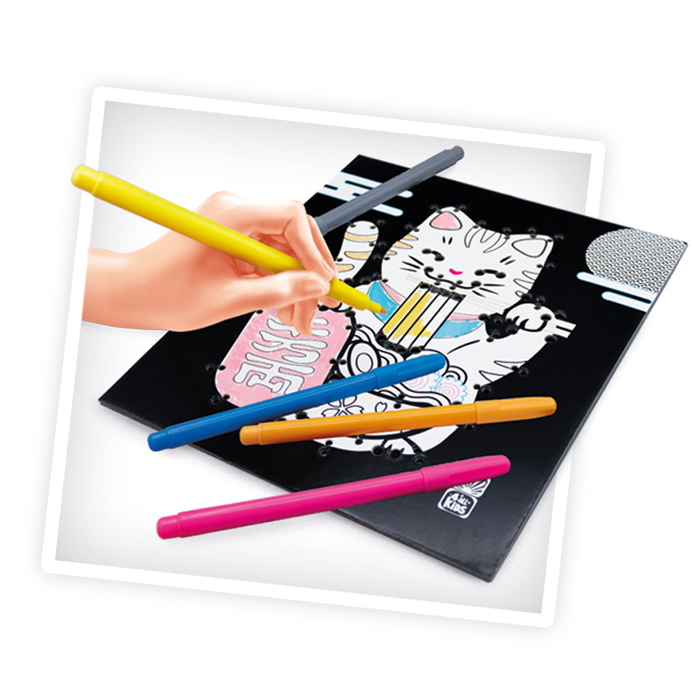 Un enfant utilise des feutres colorés sur un kit créatif Maneki-neko néon.
