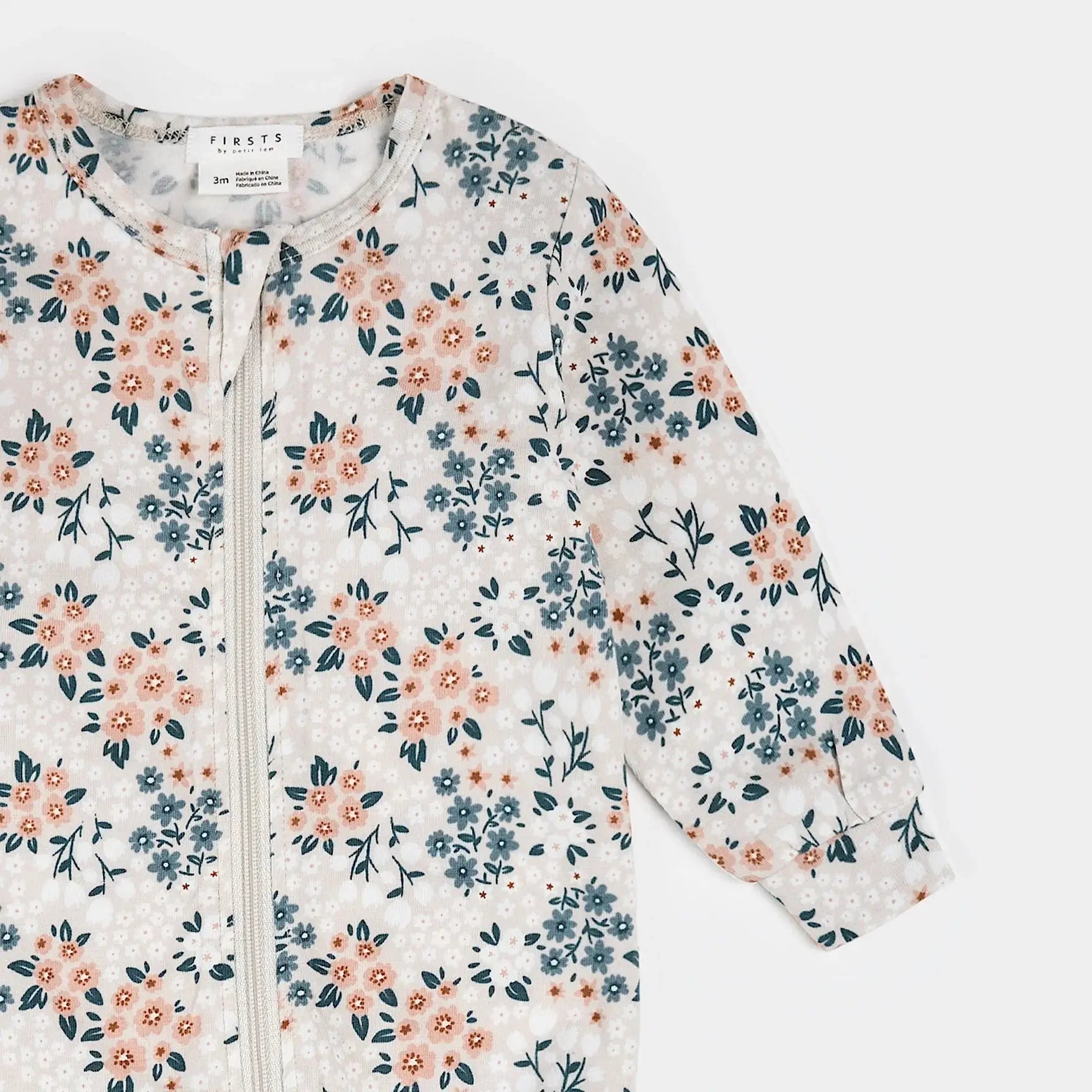 Dormeuse bébé imprimé fleurs avec motif floral printanier sur fond clair.