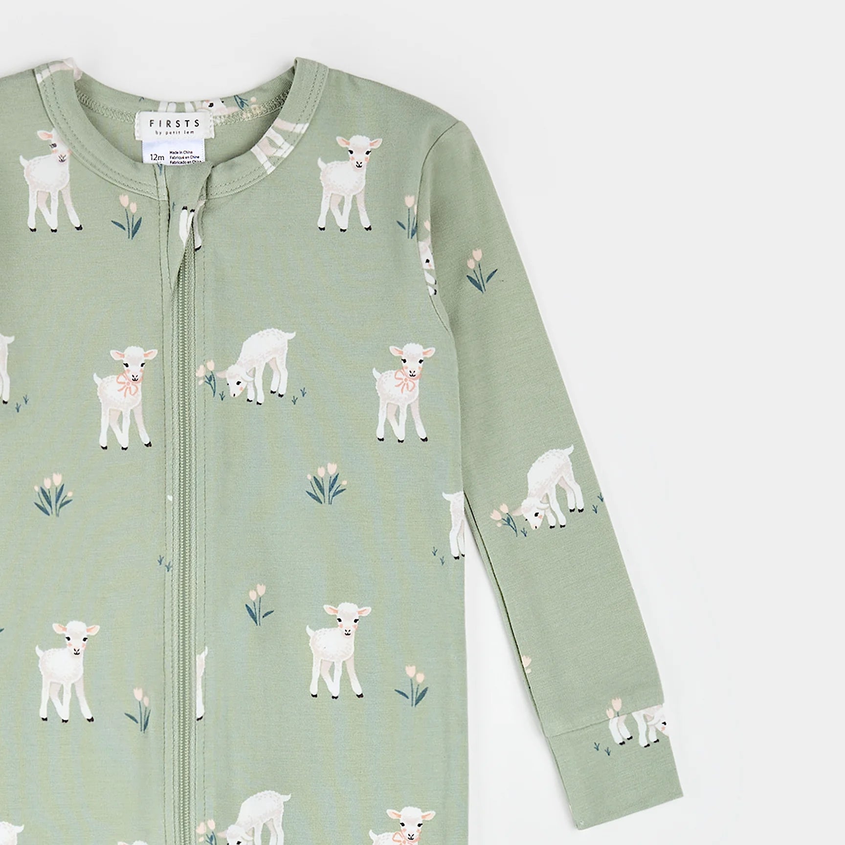 dormeuse convertible bébé vert sauge à imprimé agneaux pour bébé, confort et liberté de mouvement.