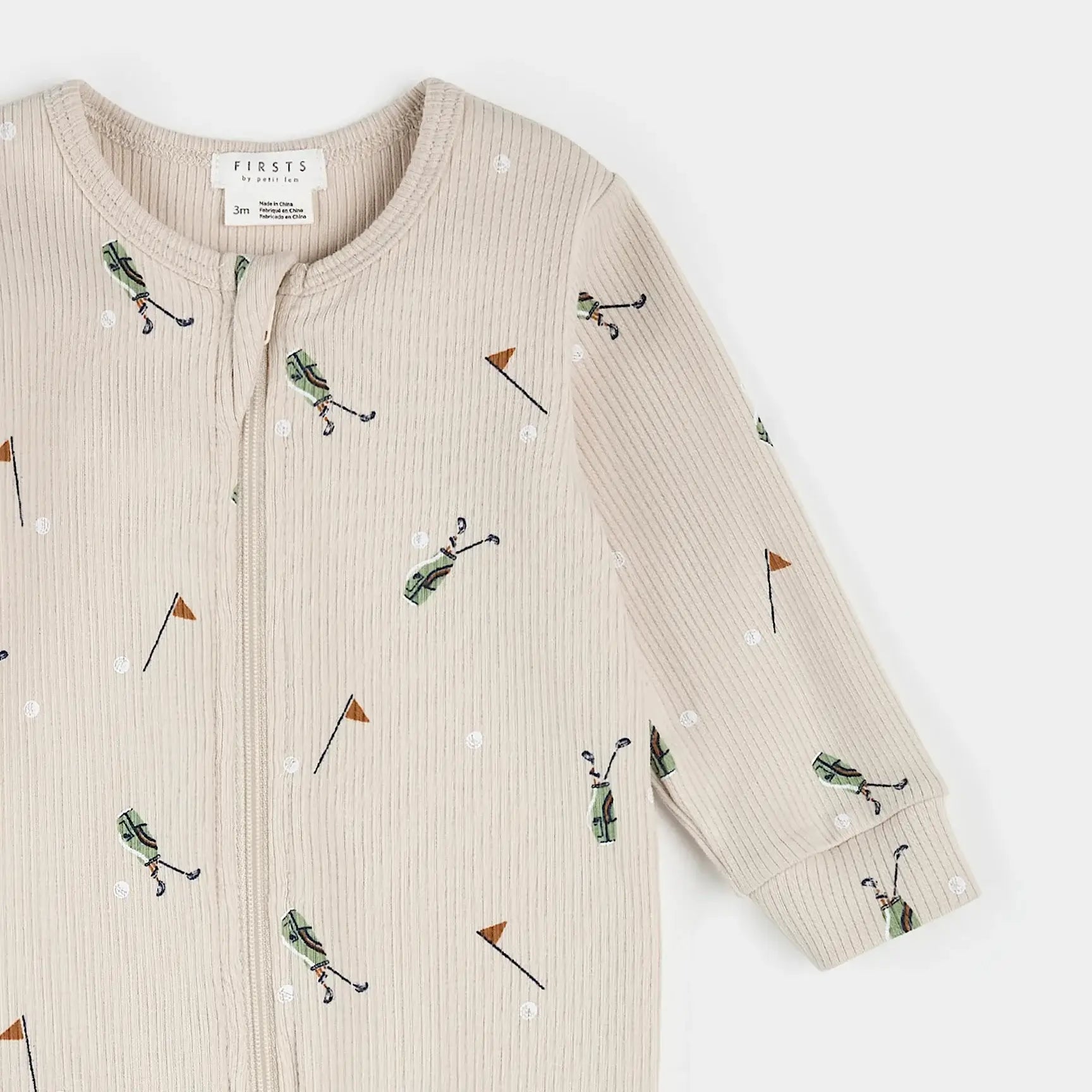 Dormeuse bébé imprimé sacs de golf en côtes sable, avec motifs amusants de golf et sac.