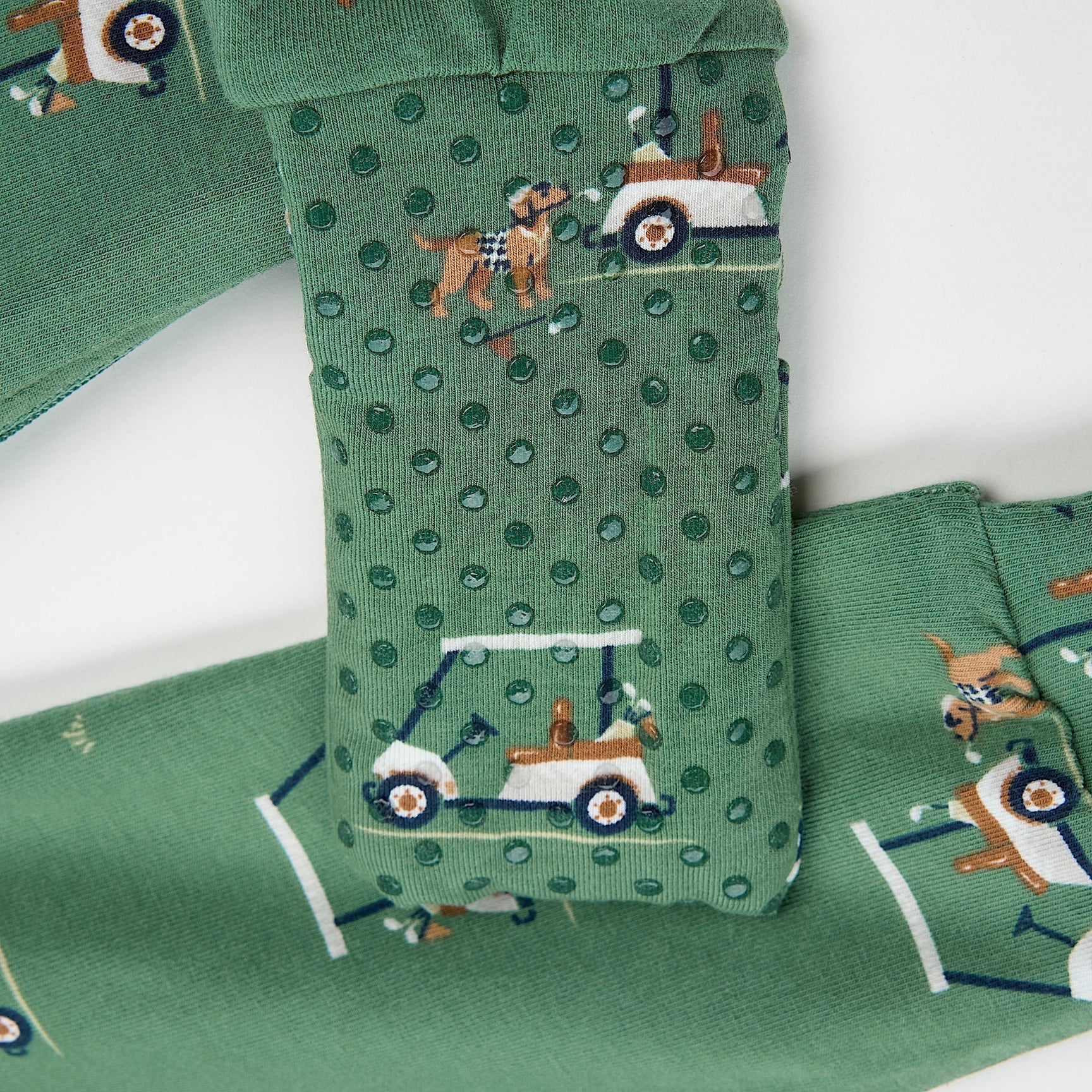 dormeuse convertible voiturettes de golf avec imprimé de voiturettes de golf et chiens sur fond vert boréal.