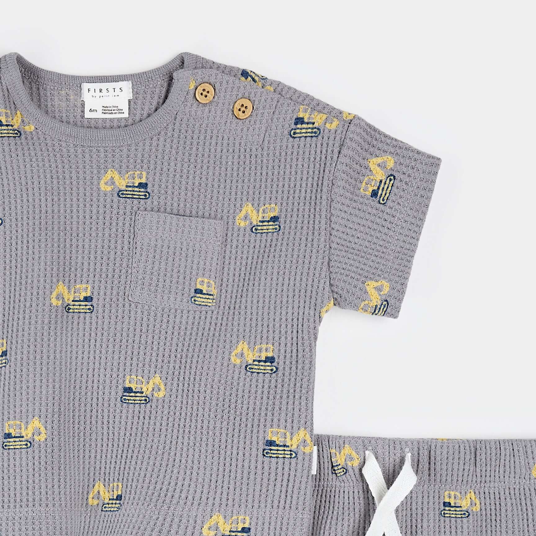 ensemble short bébé imprimé pelleteuses en gris ciment avec un t-shirt à manches courtes et short assorti.