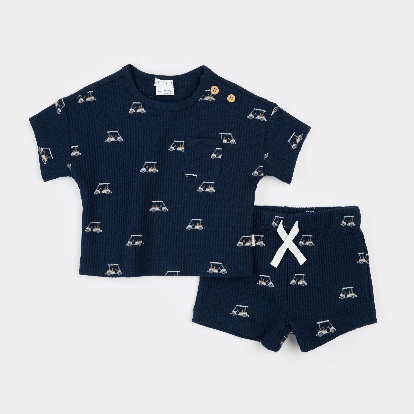 ensemble bébé voiturette de golf 3 mois composé d'un t-shirt et d'un short bleu marine avec imprimé de voiturettes de golf.