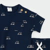 ensemble bébé voiturette de golf 3 mois, t-shirt et short bleu marine à motifs de voiturettes de golf.