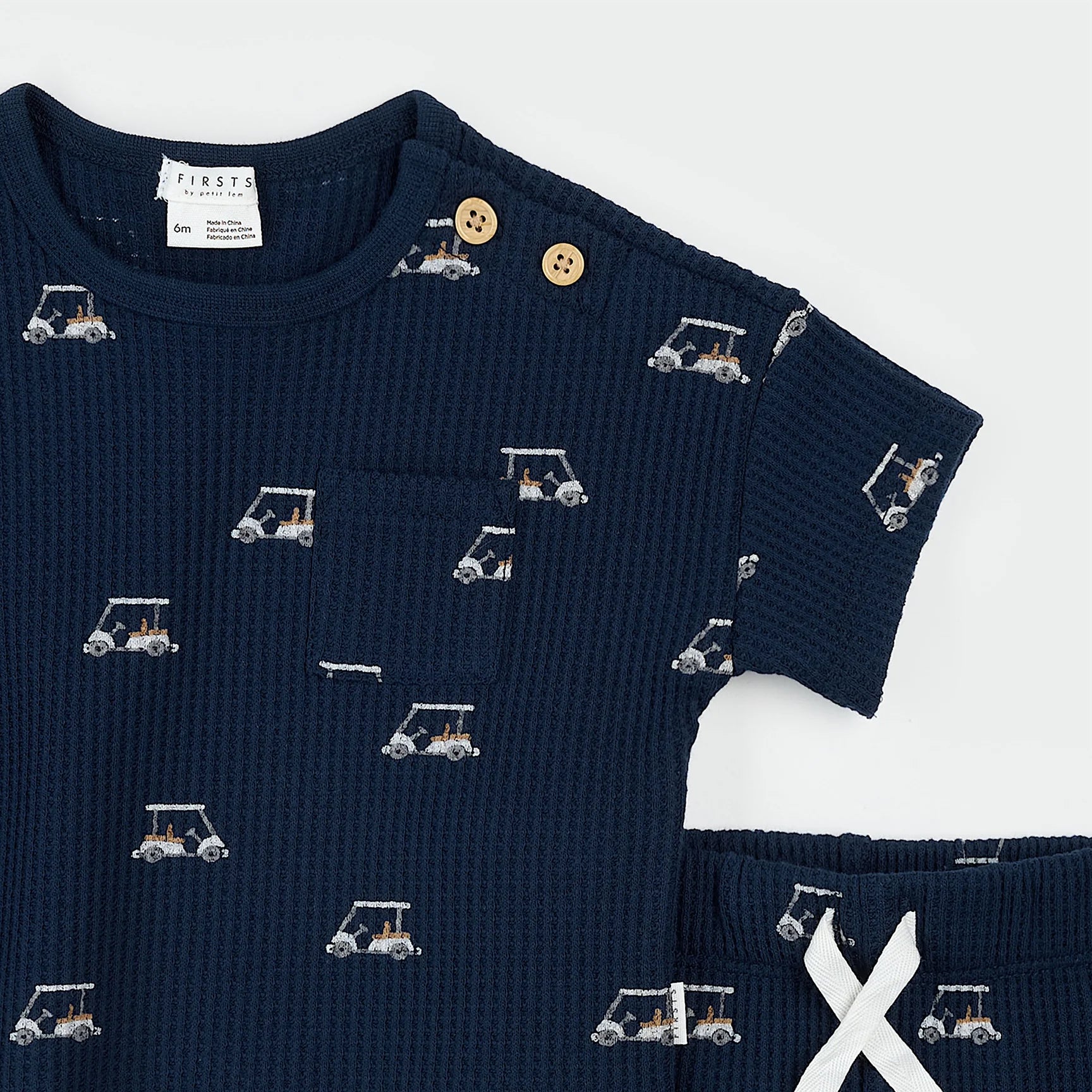 ensemble bébé voiturette de golf 3 mois, t-shirt et short bleu marine à motifs de voiturettes de golf.