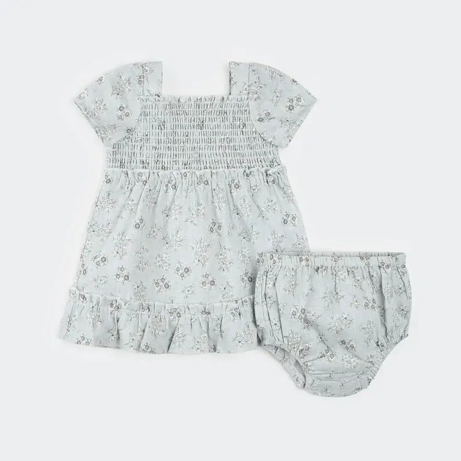 Ensemble robe bleu poudré imprimé floral avec jupe à volants et culotte confortable.