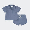 Ensemble short en éponge bleu royal pour enfant, parfait pour les journées d'été et les sorties décontractées.