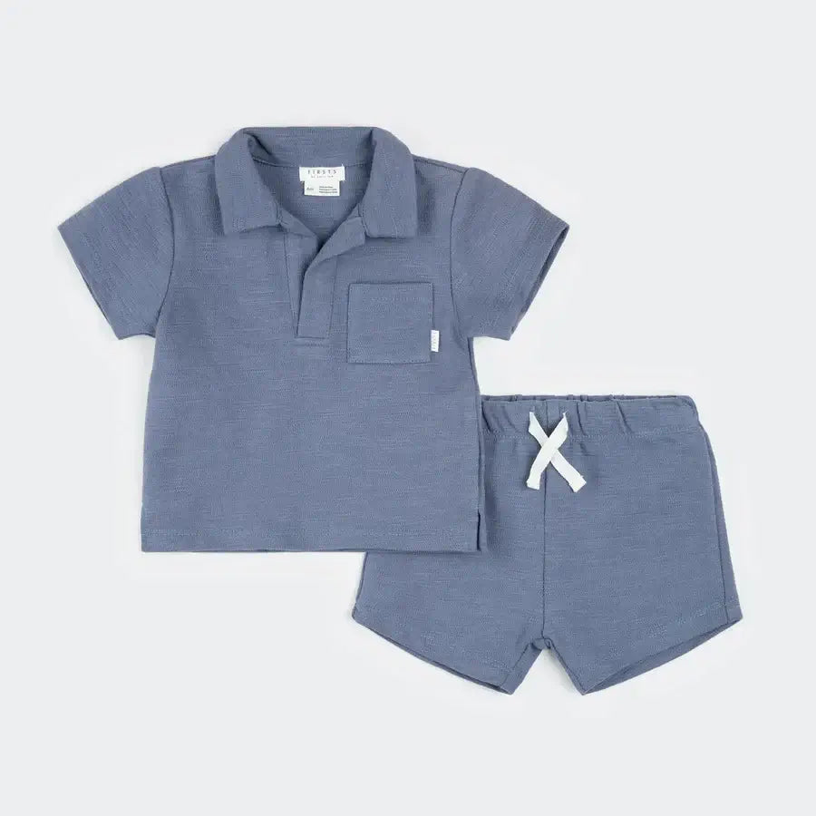 Ensemble short en éponge bleu royal pour enfant, parfait pour les journées d'été et les sorties décontractées.