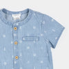 Combinaison chambray bord de mer avec imprimé nautique et boutons en bois.