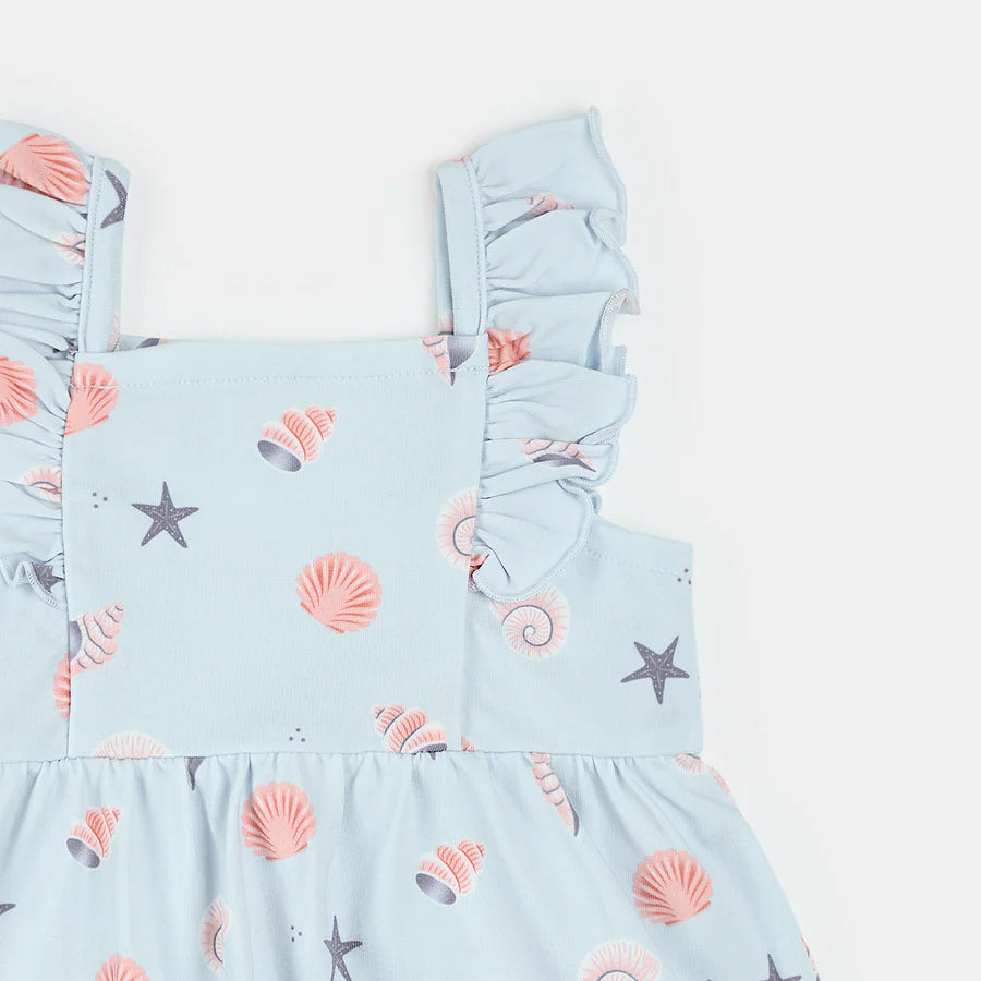 Robe cache-couche imprimé coquillages en bleu poudré avec bretelles volantées.
