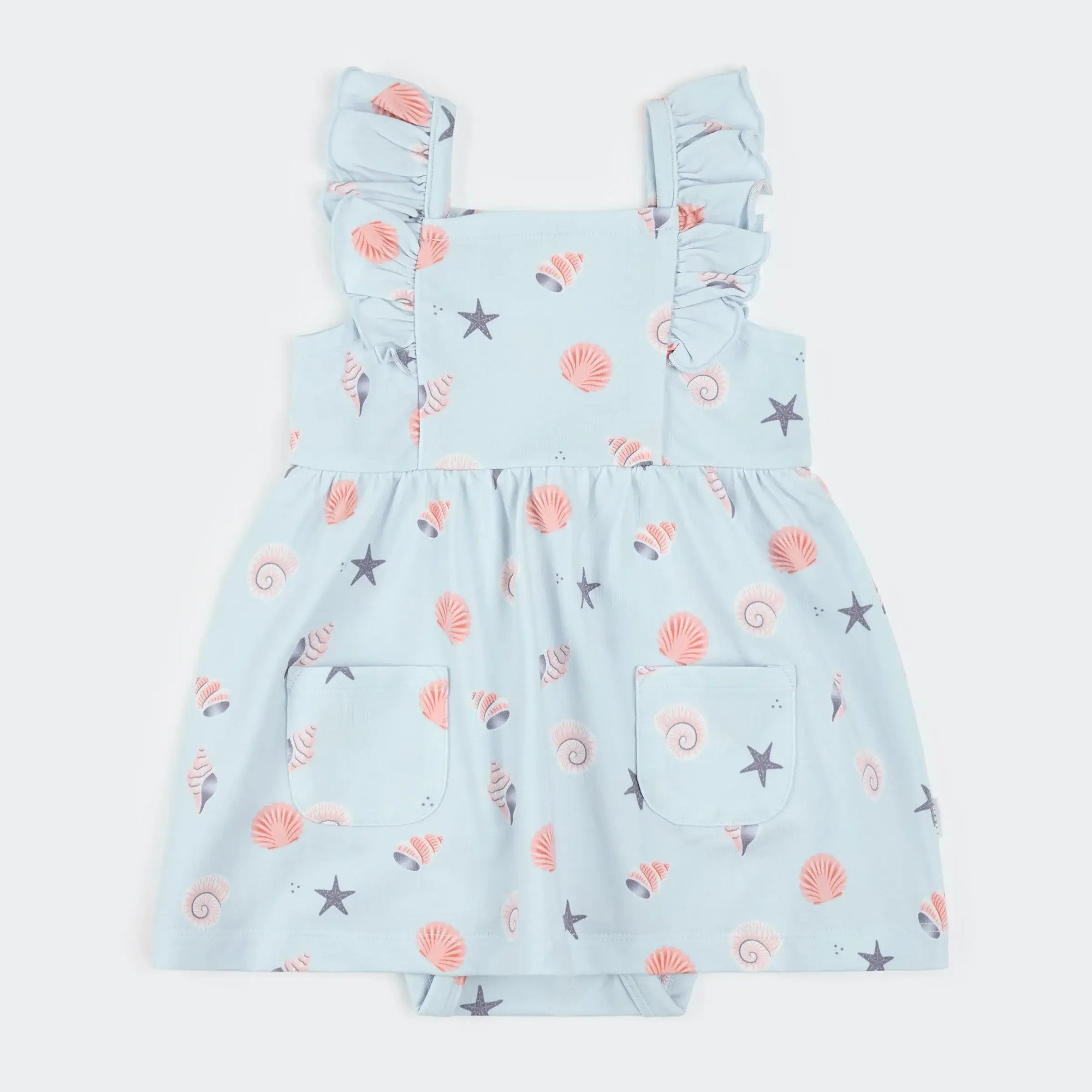 Robe cache-couche imprimé coquillages avec bretelles volantées et motifs de coquillages sur fond bleu poudré.