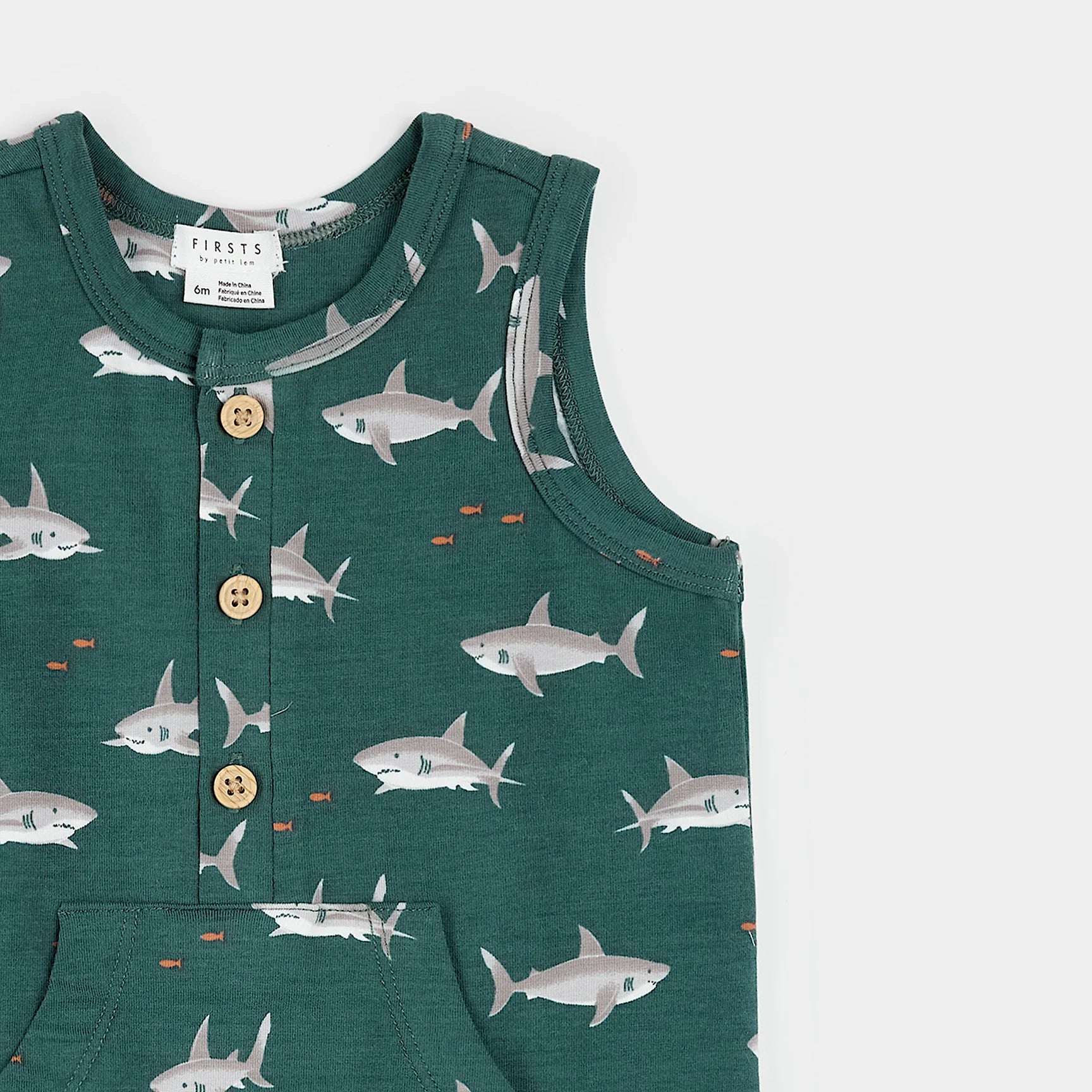 Barboteuse sans manches requins imprimée en vert foncé avec motifs de requins et boutons en bois.