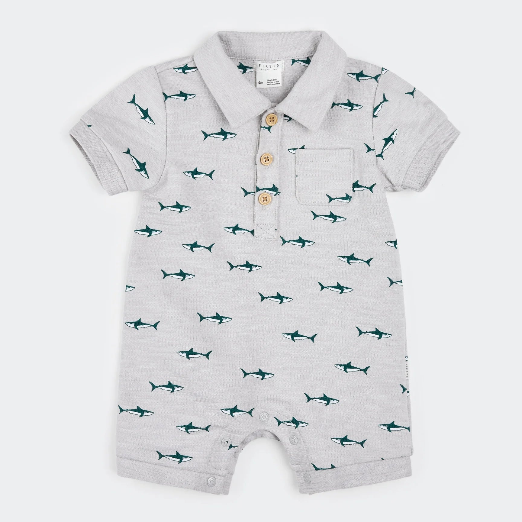 combinaison lune imprimé requins - combinaison grise avec motif de requins, col polo et boutons.