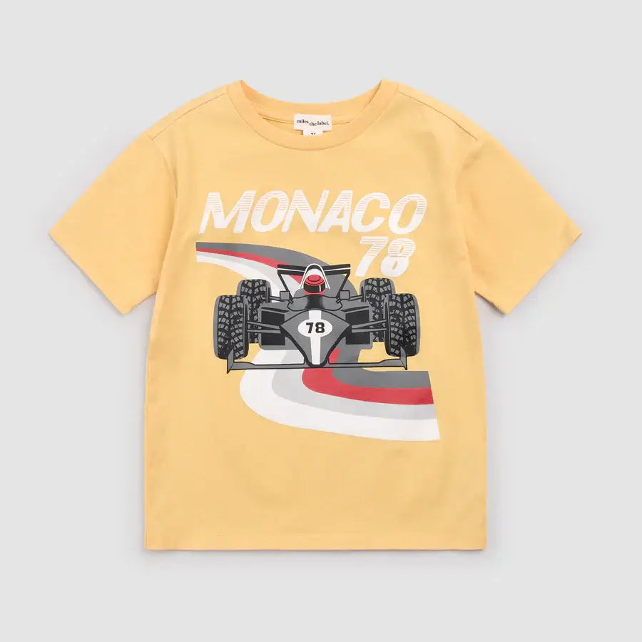 T-shirt jaune Monaco '78 avec un design de voiture de course graphique sur fond jaune.