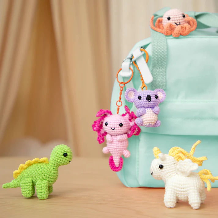 Ensemble crochet licorne avec animaux en crochet colorés sur un sac à dos.