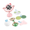 Coffret sensoriel Fisher-Price avec miroir, accessoires ludiques et éléments de soins personnels.