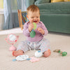 Bébé jouant avec le coffret sensoriel Fisher-Price, incluant des jouets de soins personnels et un miroir.