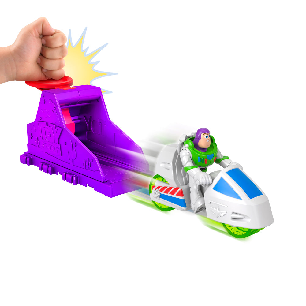 Imaginext Toy Story lanceur avec figurine et véhicule, l'enfant lance le véhicule pour des aventures rapides.