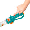 Aspirateur d'insectes pour enfants en action avec une main qui appuie sur le bouton sur le manche.