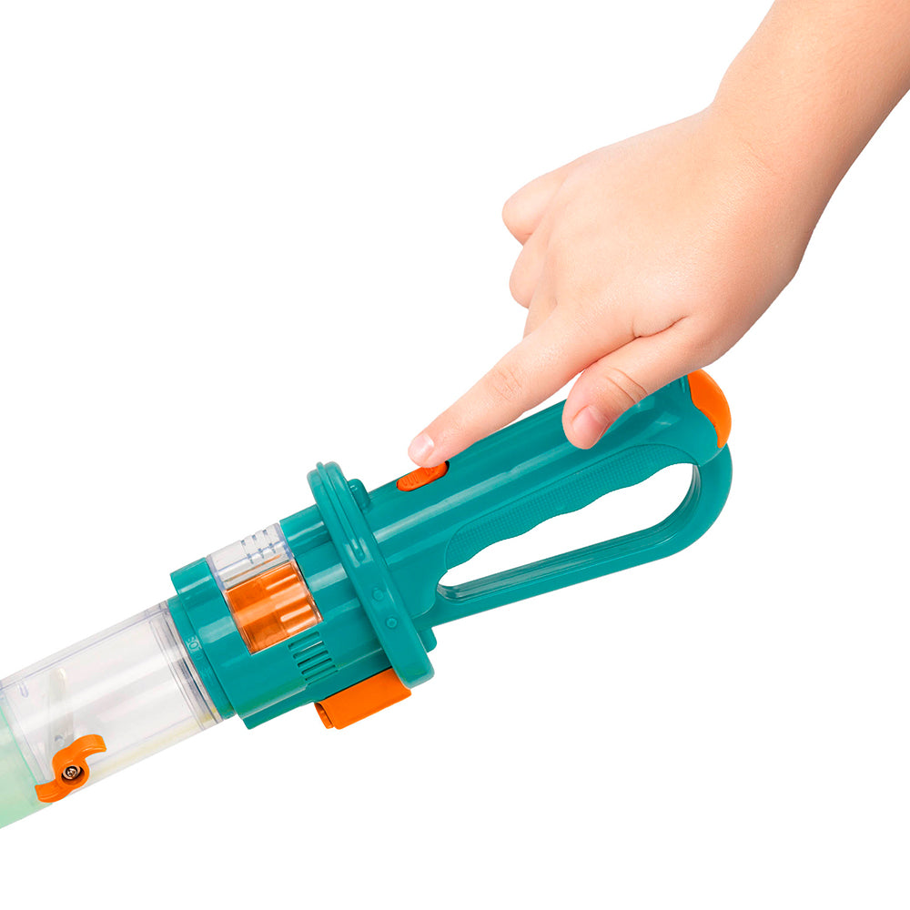 Aspirateur d'insectes pour enfants en action avec une main qui appuie sur le bouton sur le manche.