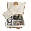 Service à thé pour enfants thème forêt avec valise en osier, comprenant tasses et théière.