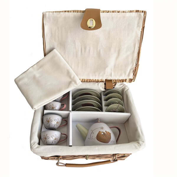 Service à thé pour enfants thème forêt avec valise en osier, comprenant tasses et théière.