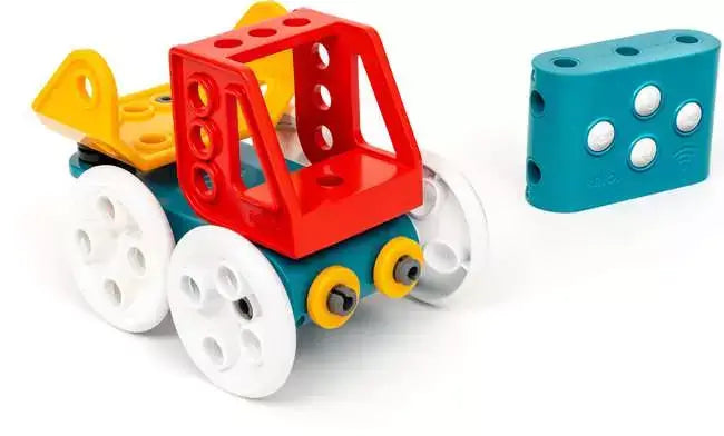 Voiture télécommandée à construire Ravensburger avec conception personnalisable et télécommande incluse.