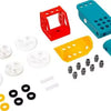 Pieces de construction pour voiture télécommandée à construire Ravensburger, y compris des châssis colorés et composants divers.