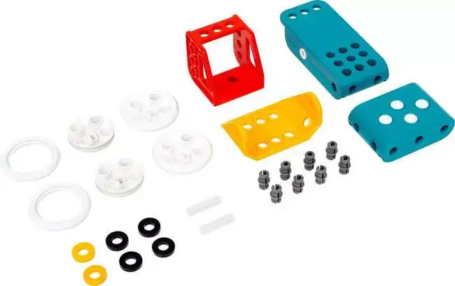 Pieces de construction pour voiture télécommandée à construire Ravensburger, y compris des châssis colorés et composants divers.