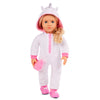Poupée Lilian Our Generation en pyjama licorne, vêtue d'une combinaison blanche avec capuche et chaussons roses.