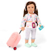Poupée avec accessoires Our Generation aventure, valise rose et écouteurs, prête pour des vacances stylées.