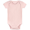 cache-couches bébé rose en coton doux avec manches courtes, idéal pour le confort quotidien de bébé.