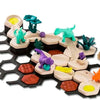 GraviTrax Junior dinosaure starter set avec des figurines de dinosaures colorés sur des bases en forme de tuiles.