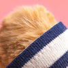 Jellycat Bartholomew Bear outfit avec bandeau marin, montrant la texture douce de la fourrure sur fond rose.