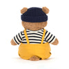 Jellycat Bartholomew Bear outfit avec chapeau bleu et salopette jaune, vue arrière.