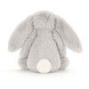 Jellycat Bashful Silver Bunny peluche doux, arrière avec de grandes oreilles et une queue blanche.