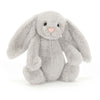 Jellycat Bashful Silver Bunny, un adorable lapin en peluche gris avec de grandes oreilles.