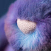 Gros plan sur la texture douce du Jellycat Zodihop Luxe Bunny avec des tons violets et bleus.