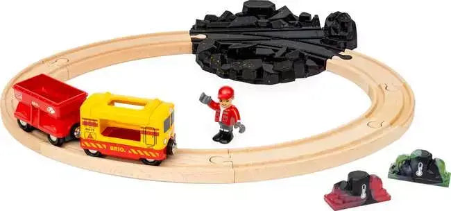 Ensemble cargo gemstone BRIO avec locomotive jaune, wagon rouge et rails en bois.