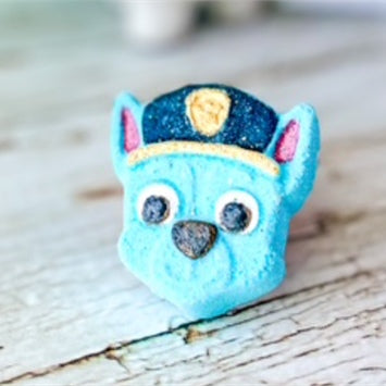 Bombe de bain CHOOKIE en forme de Chookie Policier, adorable et coloré, pour un bain amusant.