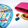 jeu coopératif Cakozaurus avec planche de jeu et jetons colorés.
